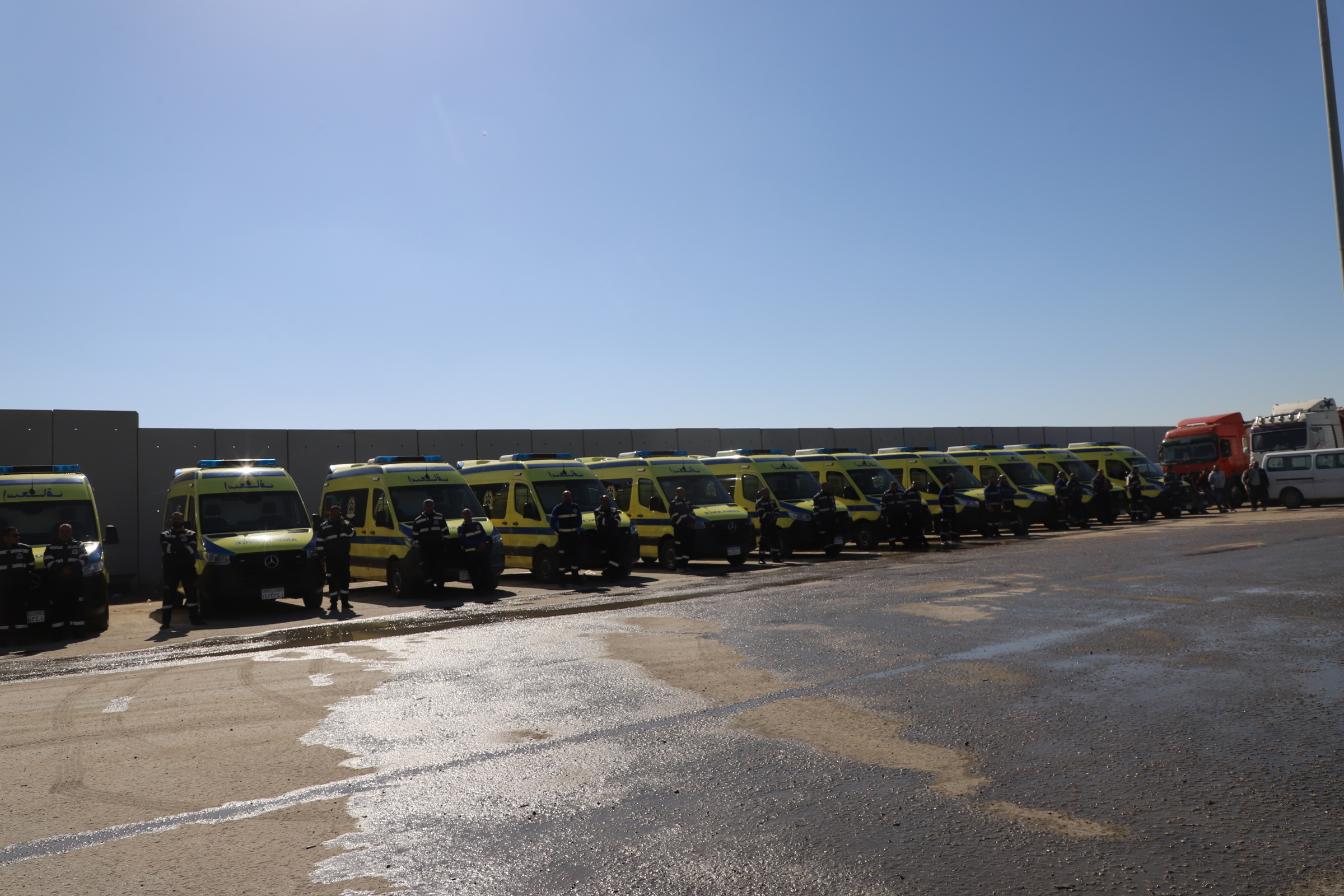 سيارات الاسعاف أمام معبر رفح