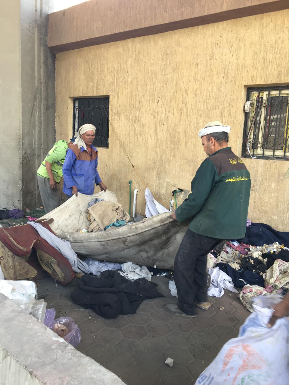 حى العجوزة يرفع بؤر المخلفات وأماكن الفرز العشوائى بأرض اللواء (3)