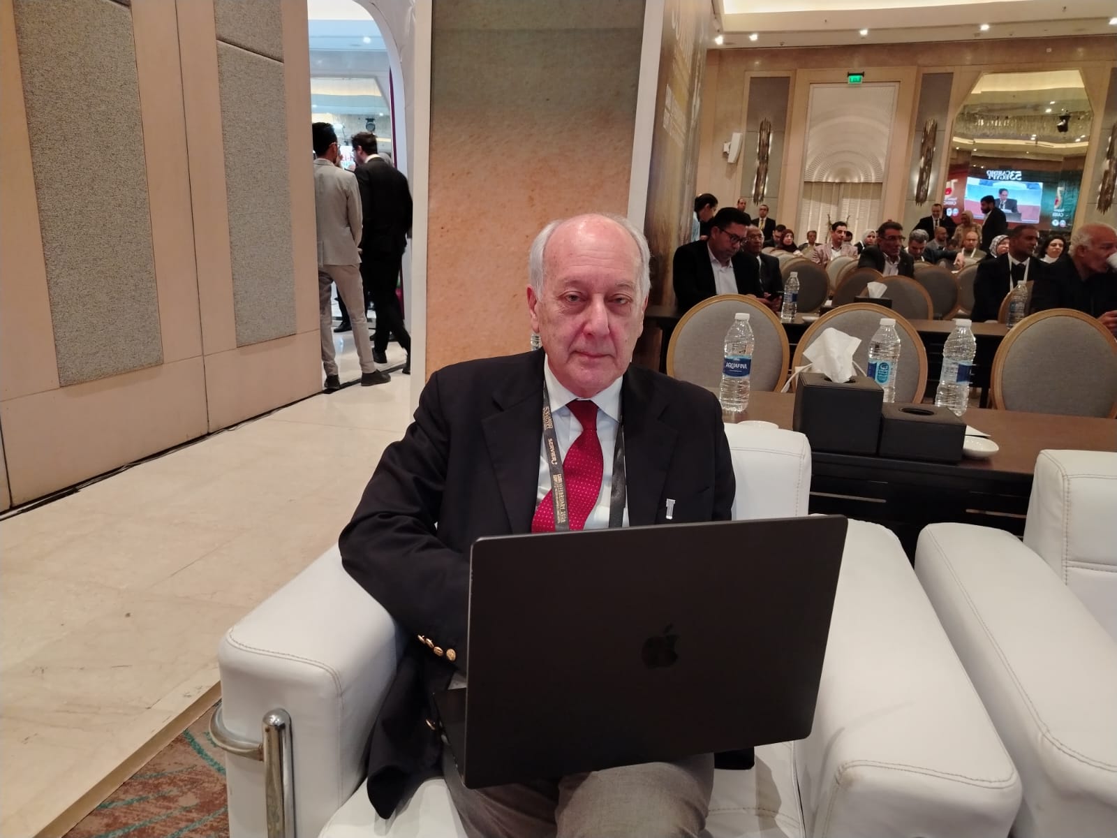 احد الخبراء خلال الجلسة