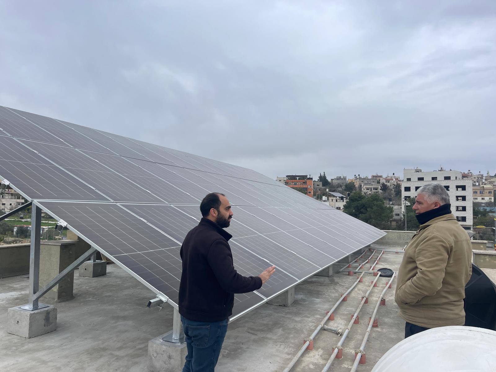 الخلايا الشمسية أعلى المباني الإدارية