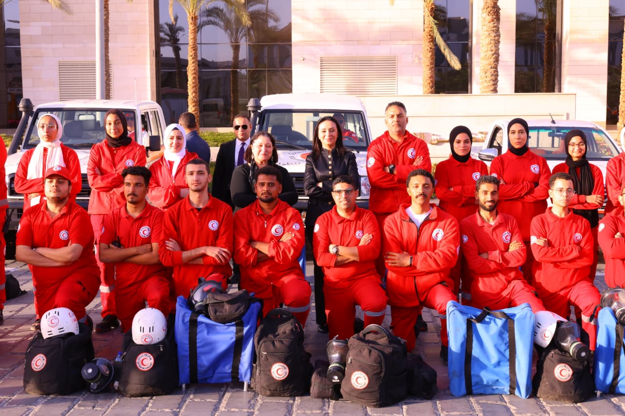 اصطفاف فرق التدخل السريع والهلال الأحمر المصري لتعزيز سرعة الاستجابة لحالات الأطفال والكبار بلا مأوى