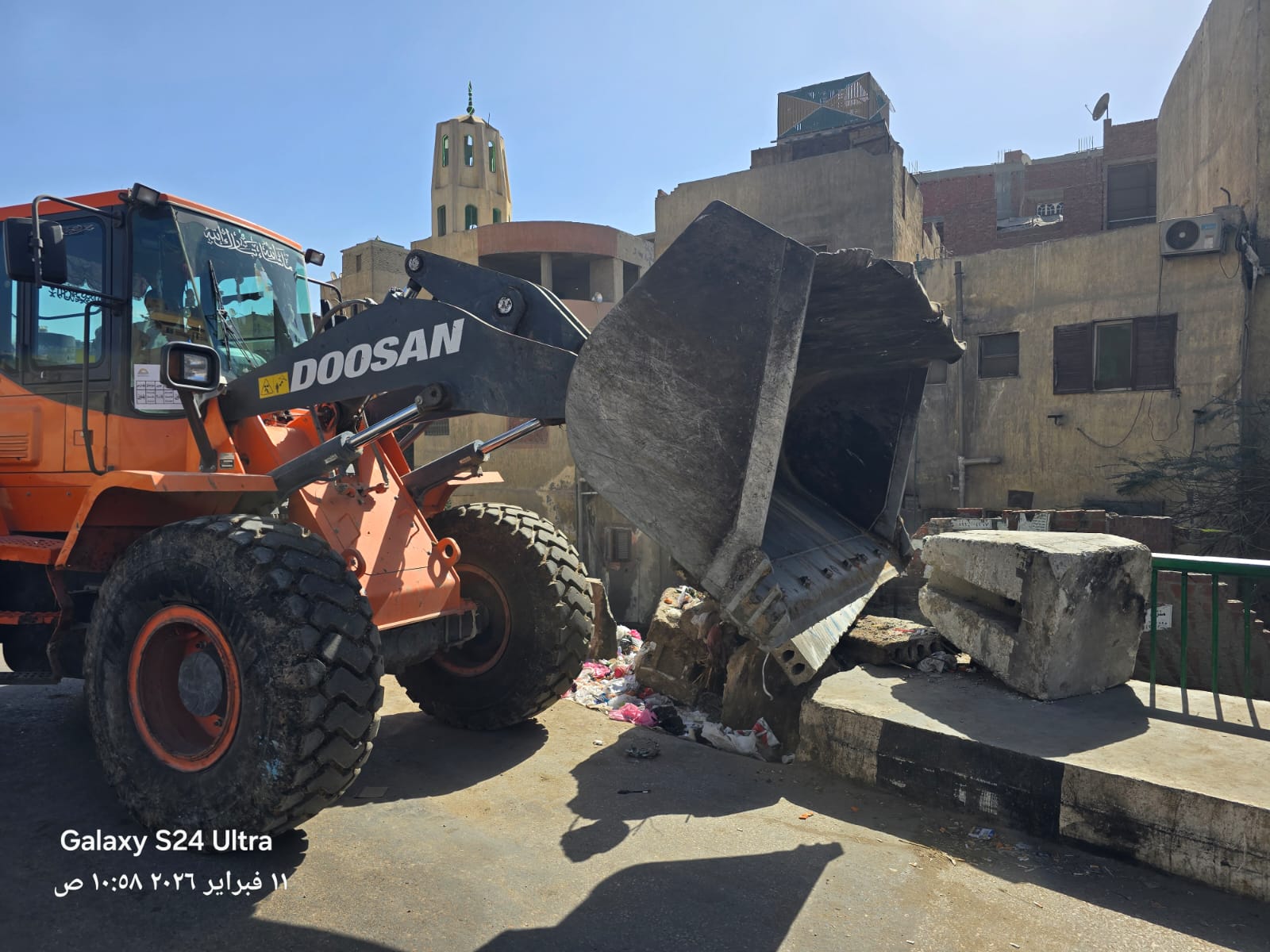 رفع الكتل الخرسانية وفتح سلم مشاه مدينة النور بحي الهرم (2)