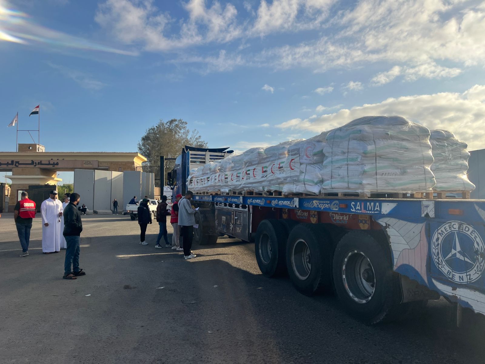 علي مدار اليوم قوافل ممتدة تعبر 