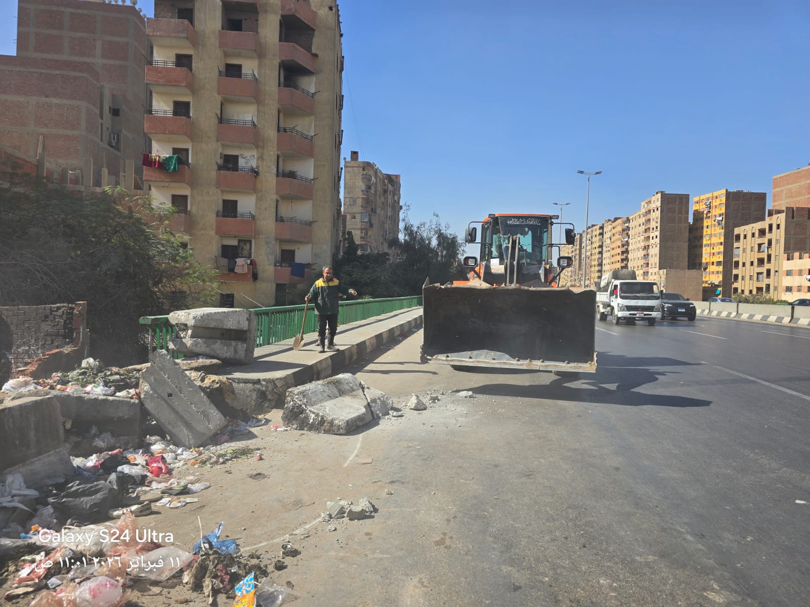 رفع الكتل الخرسانية وفتح سلم مشاه مدينة النور بحي الهرم (1)