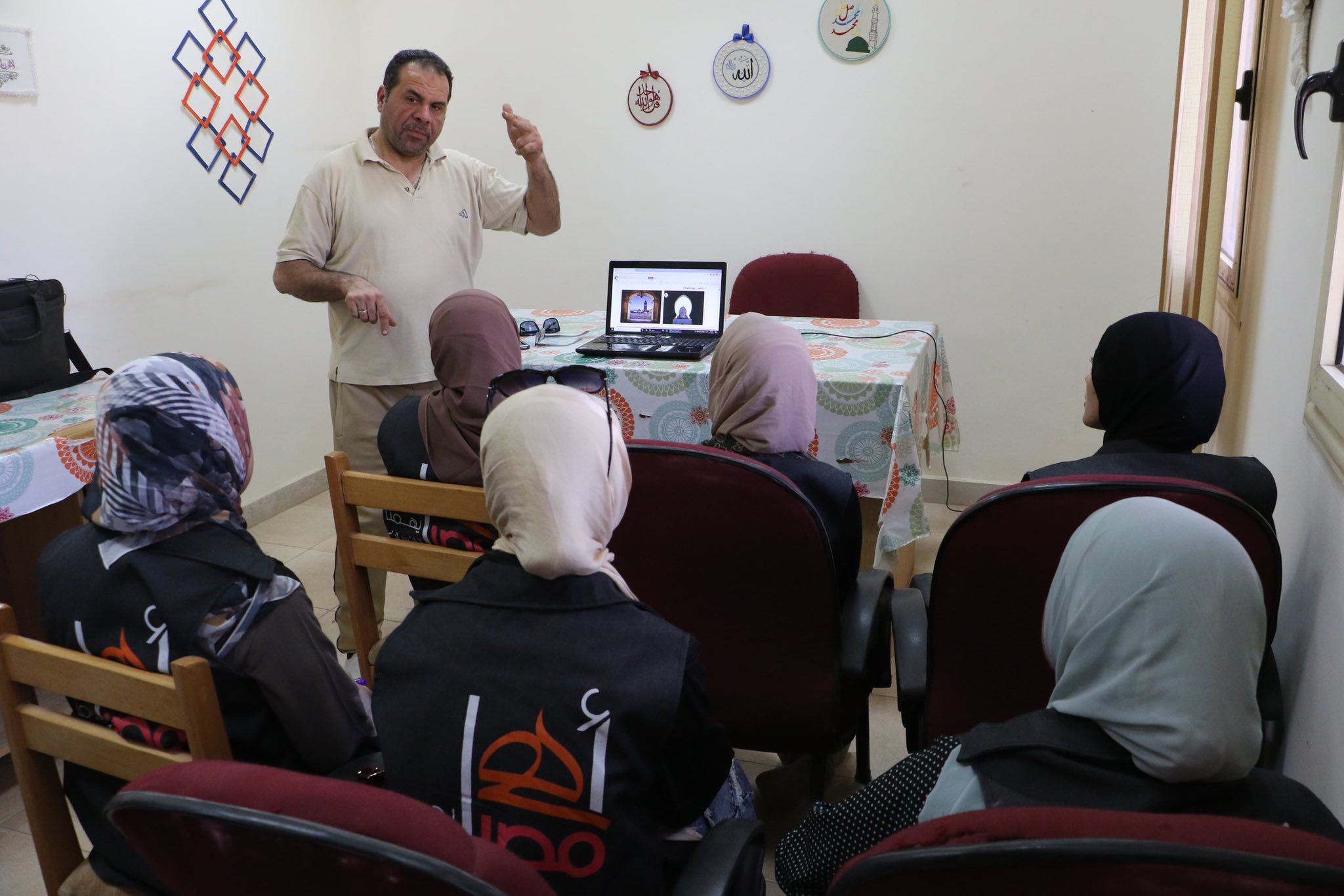 ورشة عن التصوير الفوتوغرافى والرسوم المتحركة والموسيقي والغناء ورشة عن التصوير الفوتوغرافى والرسوم المتحركة والموسيقي والغناء