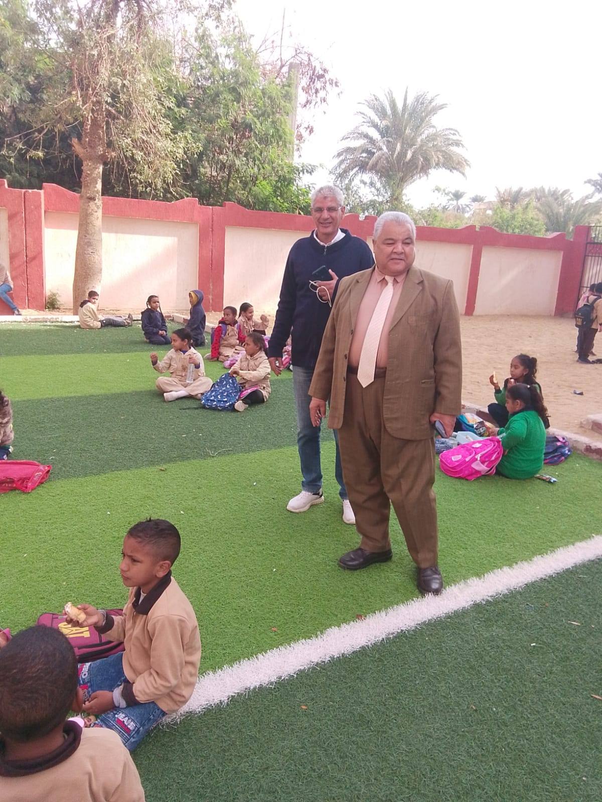 وكيل التعليم يتفقد الفصل وسير الحصص وانتظام حضور الطلاب