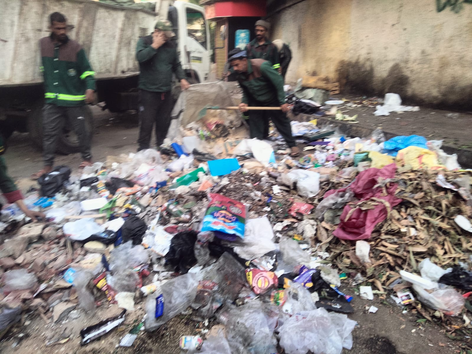 حى العجوزة يرفع بؤر المخلفات وأماكن الفرز العشوائى بأرض اللواء (6)