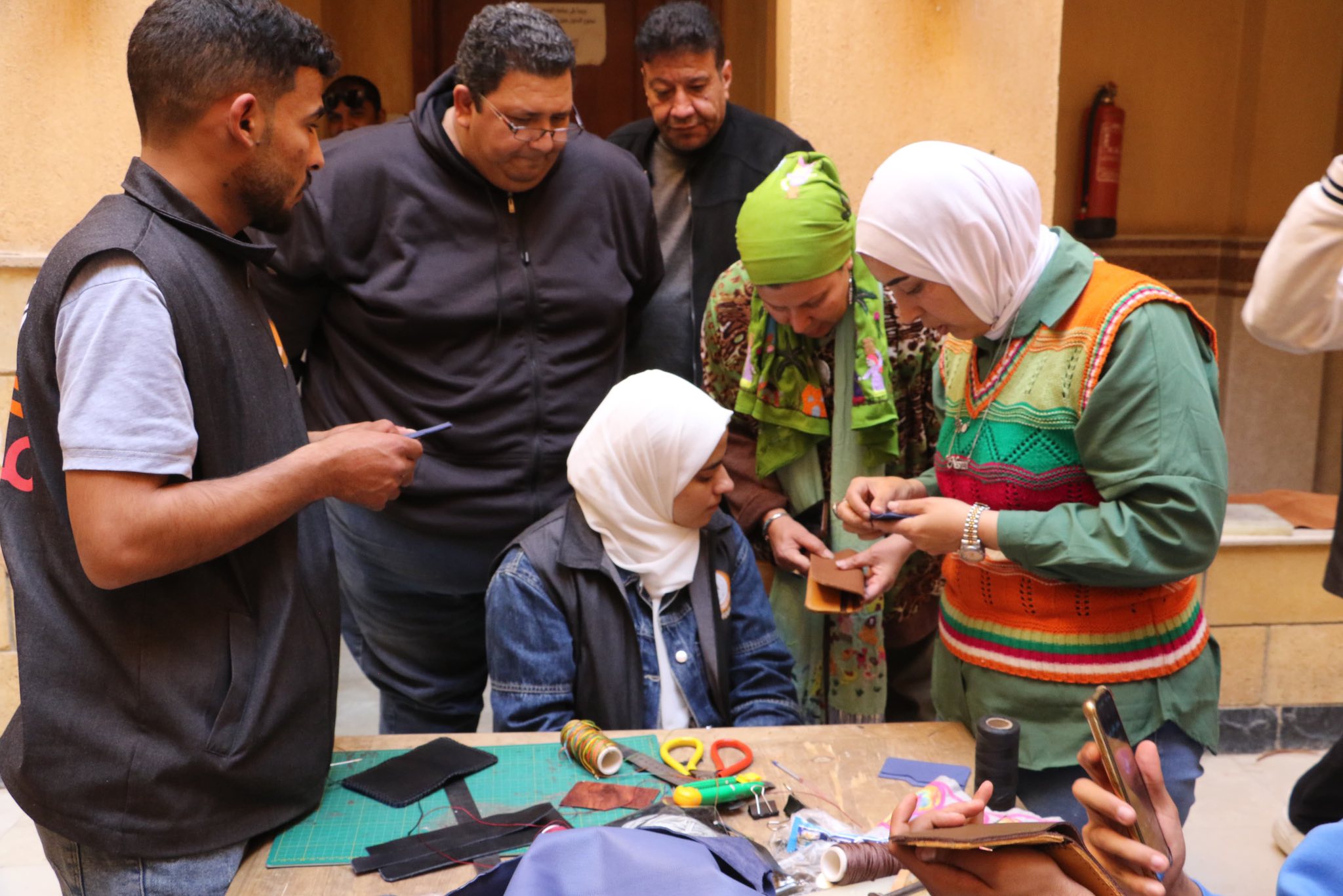 شرح عن الأحجار الكريمة والحلى وتصميم العقود والأساور في الورش شرح عن الأحجار الكريمة والحلى وتصميم العقود والأساور في الورش