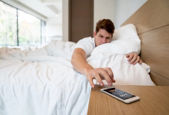 دراسات تؤكد الضغط على زر الغفوة دليل على الذكاء