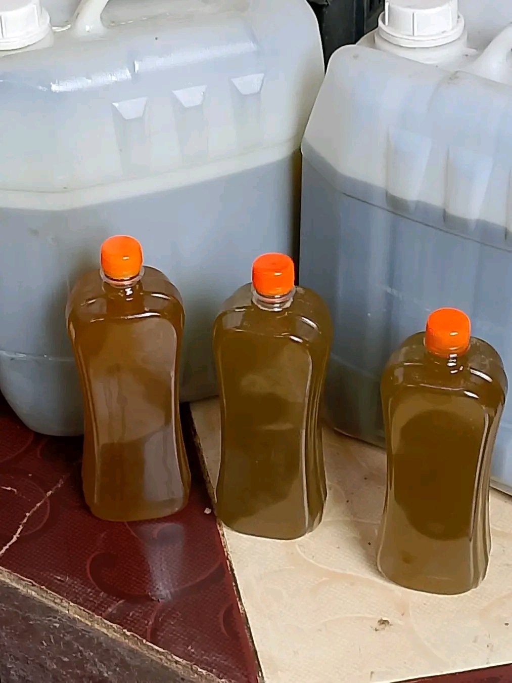 كميات من زبت الزيتون النقى