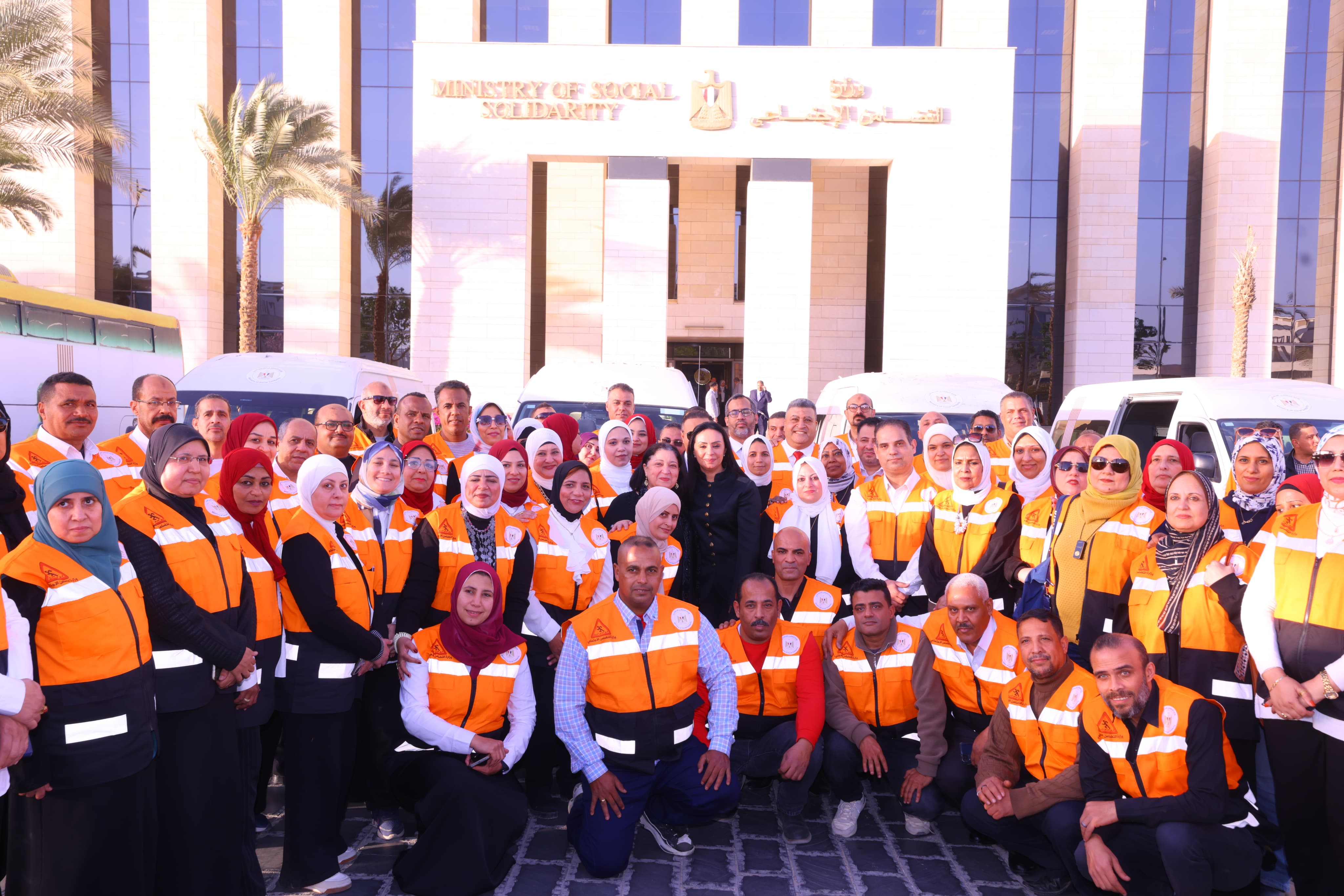 الدكتورة مايا مرسى وزيرة التضامن تشهد اصطفاف فرق التدخل السريع والهلال الأحمر المصري