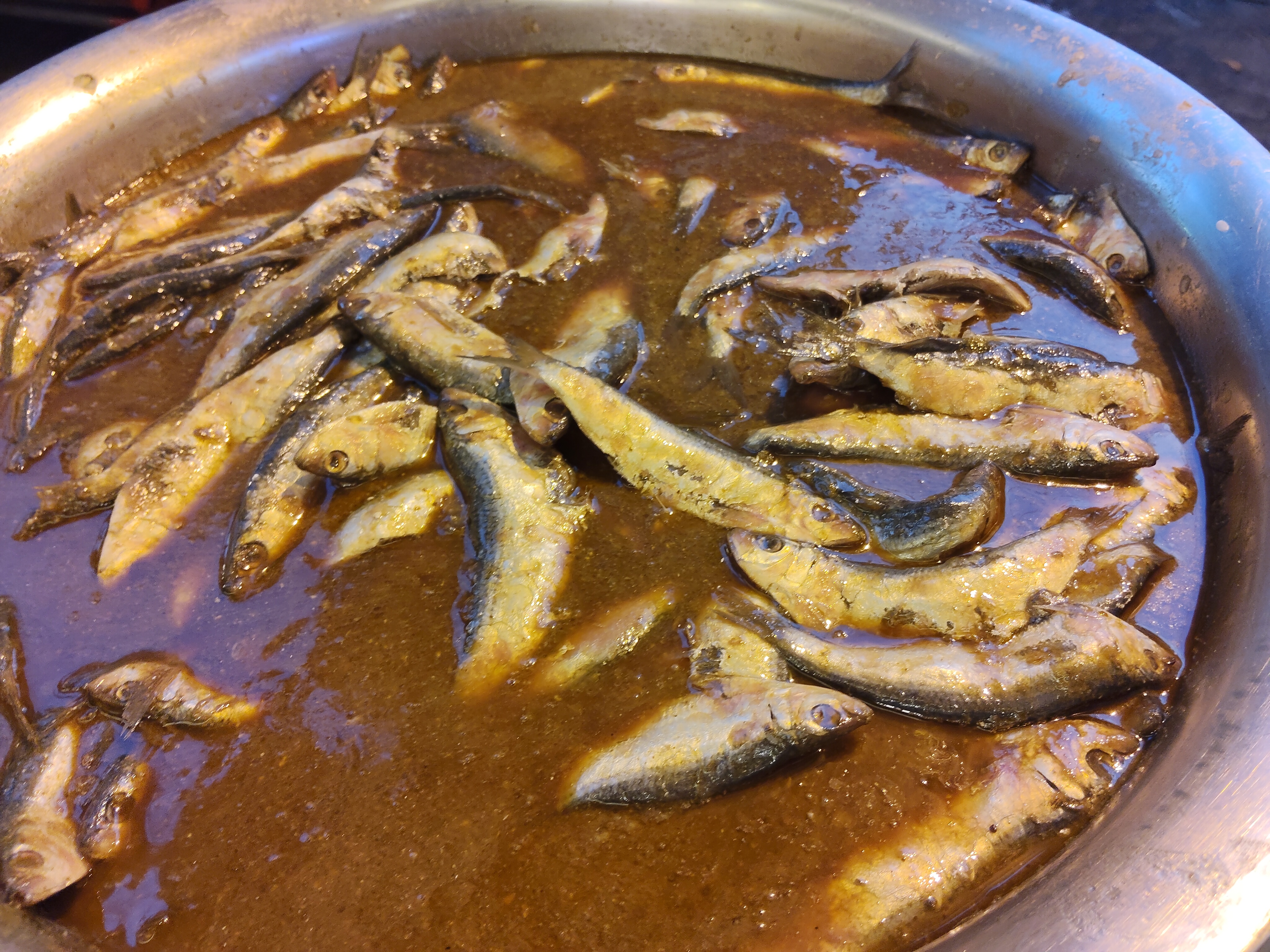 الاقبال على السردين اليمنى بالبحيرة 