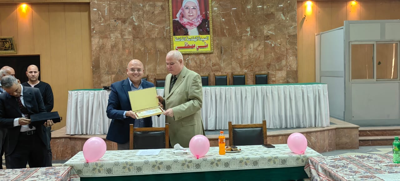 جانب من التكريم جانب من التكريم