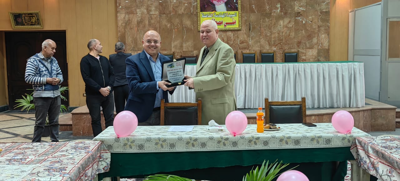 ​رئيس هيئة النقل العام يكرم عماد عبد الجليل