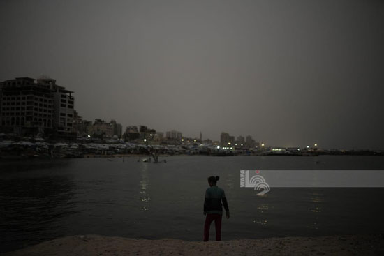 منظر لخيام النازحين على بحر غزة منظر لخيام النازحين على بحر غزة