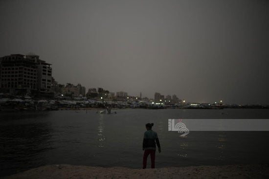 منظر لخيام النازحين على بحر غزة منظر لخيام النازحين على بحر غزة
