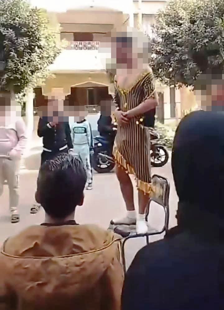 التعدى على الشاب بعد اجباره على ارتداء بدله الرقص