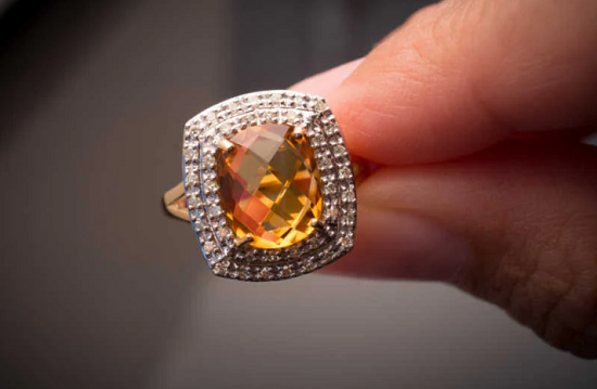 الياقوت الأصفر