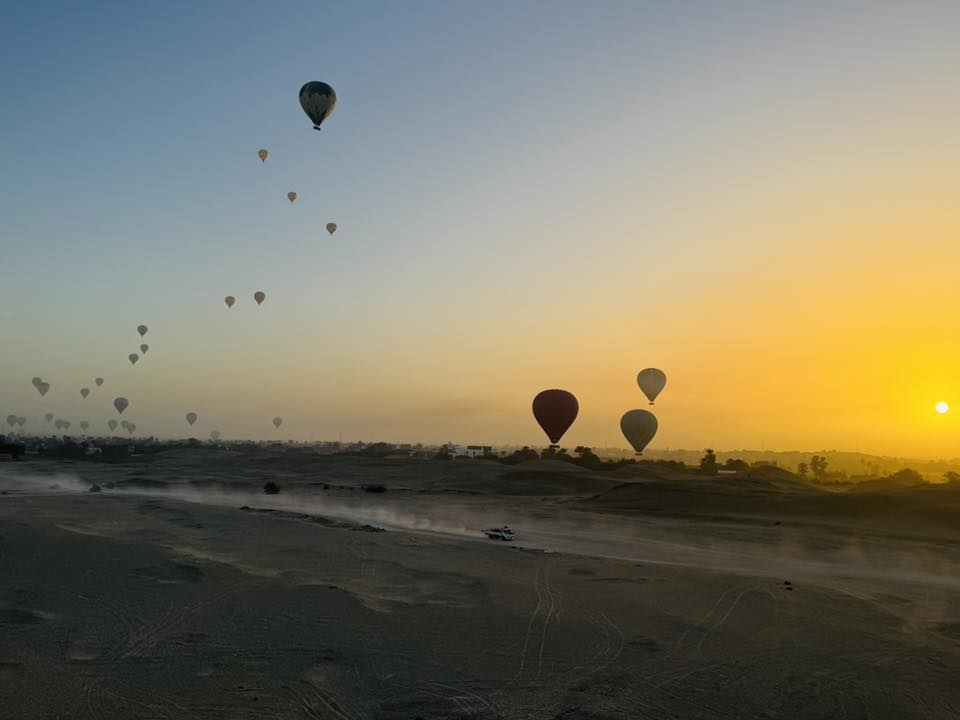 لحظات شروق الشمس مع تحليق رحلات البالون الطائر