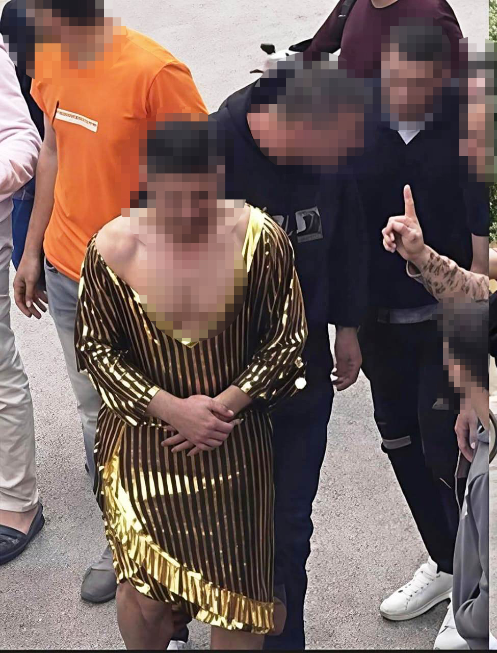 اجبار الشاب على لبس بدلة الرقص