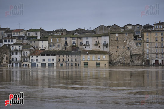 مياه الفيضانات تغمر الطرقات  والمبانى