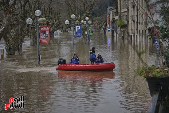 استخدام القوارب فى التنقل
