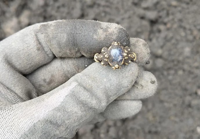 العثور على خاتم ذهب 