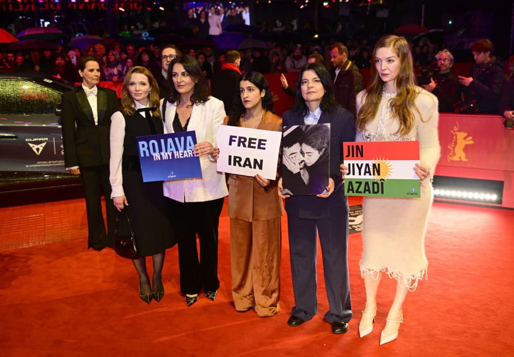 رفع لافتات إيران حرة على السجادة الحمراء لمهرجان برلين السينمائي