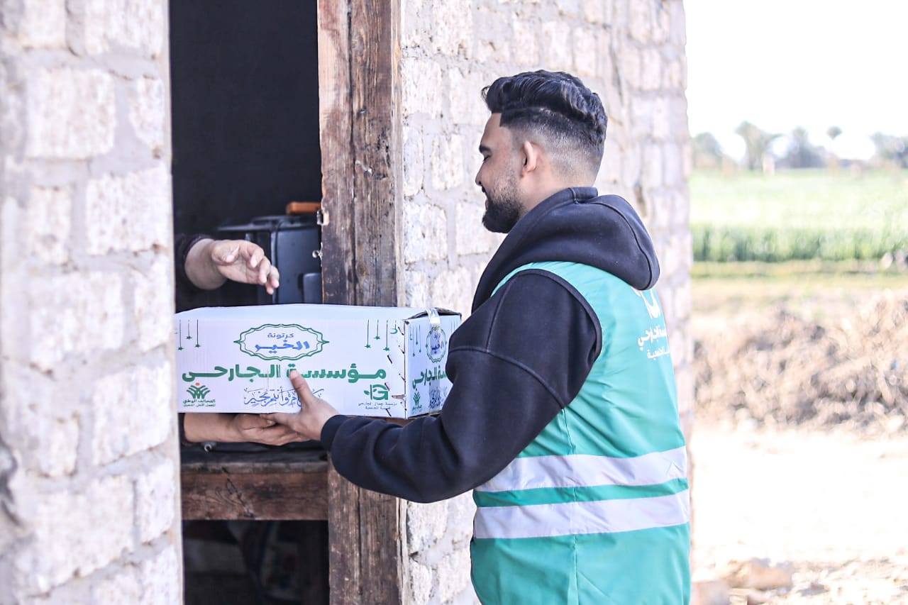 مؤسسة الجارحي عضو التحالف الوطني للعمل تواصل توزيع المساعدات الغذائية بمحافظة الفيوم (2)