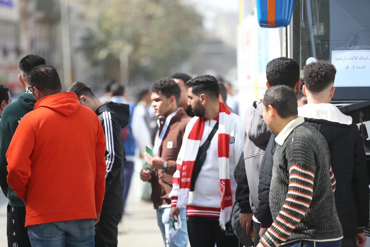 جماهير الزمالك تنتظر أمام مقر النادي