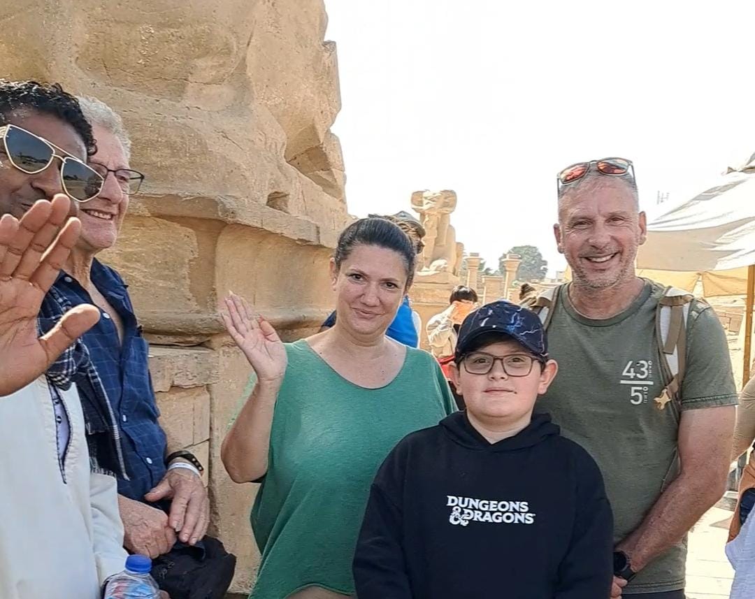 سياح فرنسيون بمعابد الكرنك يقدمون التهنئة للشعب المصري بقدوم شهر رمضان