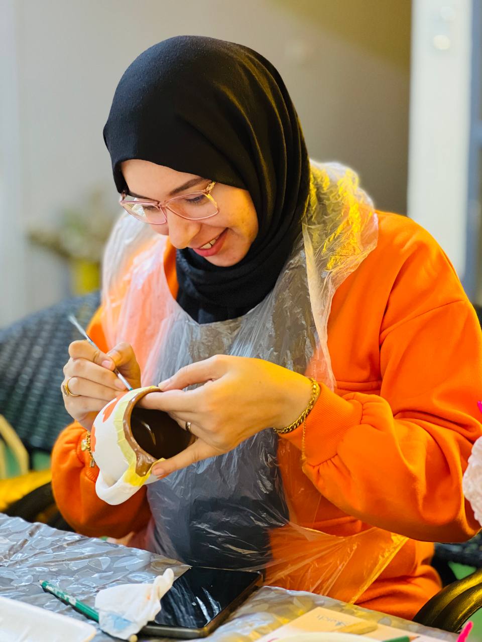 يعملون بحب وشغف في الرسم 