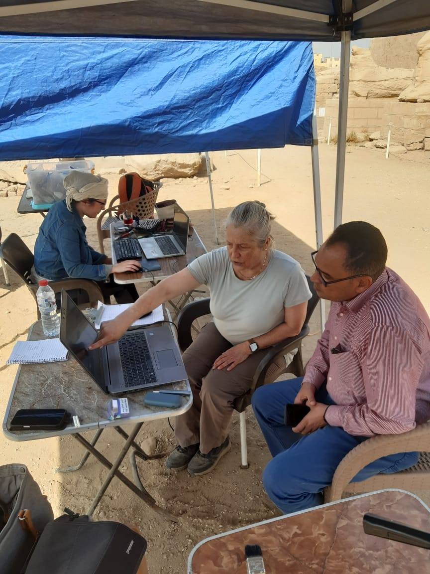 بعثة جامعتى جونز الأمريكية وليفربول الإنجليزية المشتركة توثق وتسجل الفخار بعثة جامعتى جونز الأمريكية وليفربول الإنجليزية المشتركة توثق وتسجل الفخار