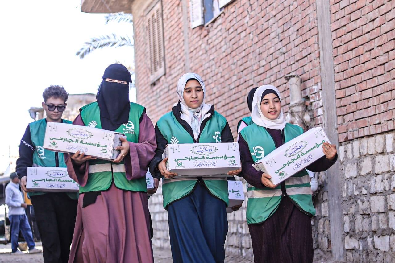 مؤسسة الجارحي عضو التحالف الوطني للعمل تواصل توزيع المساعدات الغذائية بمحافظة الفيوم (7)