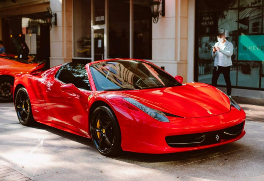 شخصاً بلا مأوى يمتلك فيراري