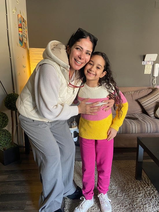 ناديا مع النجمة منى زكى