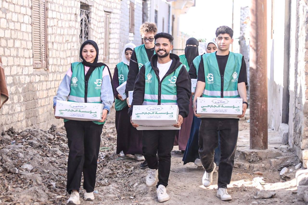 مؤسسة الجارحي عضو التحالف الوطني للعمل تواصل توزيع المساعدات الغذائية بمحافظة الفيوم (1)