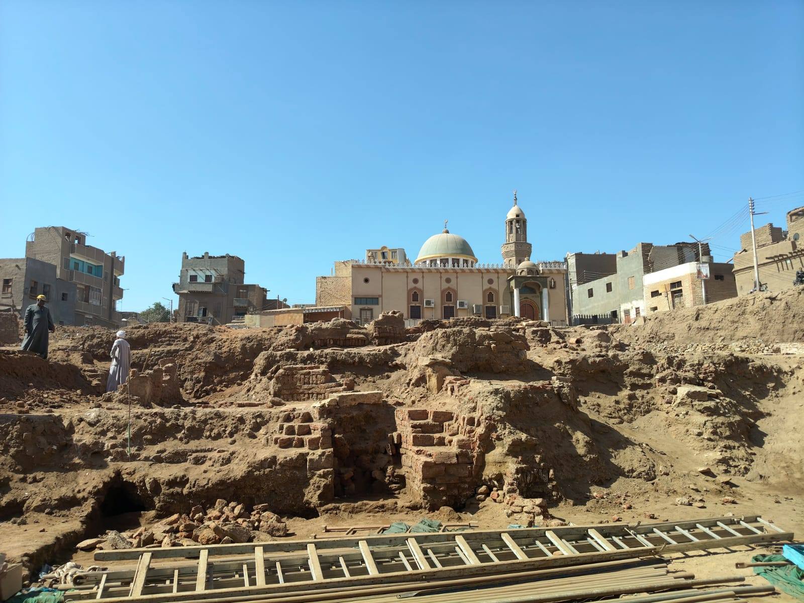 العمل فى منطقة معبد خنوم التاريخي بمدينة إسنا