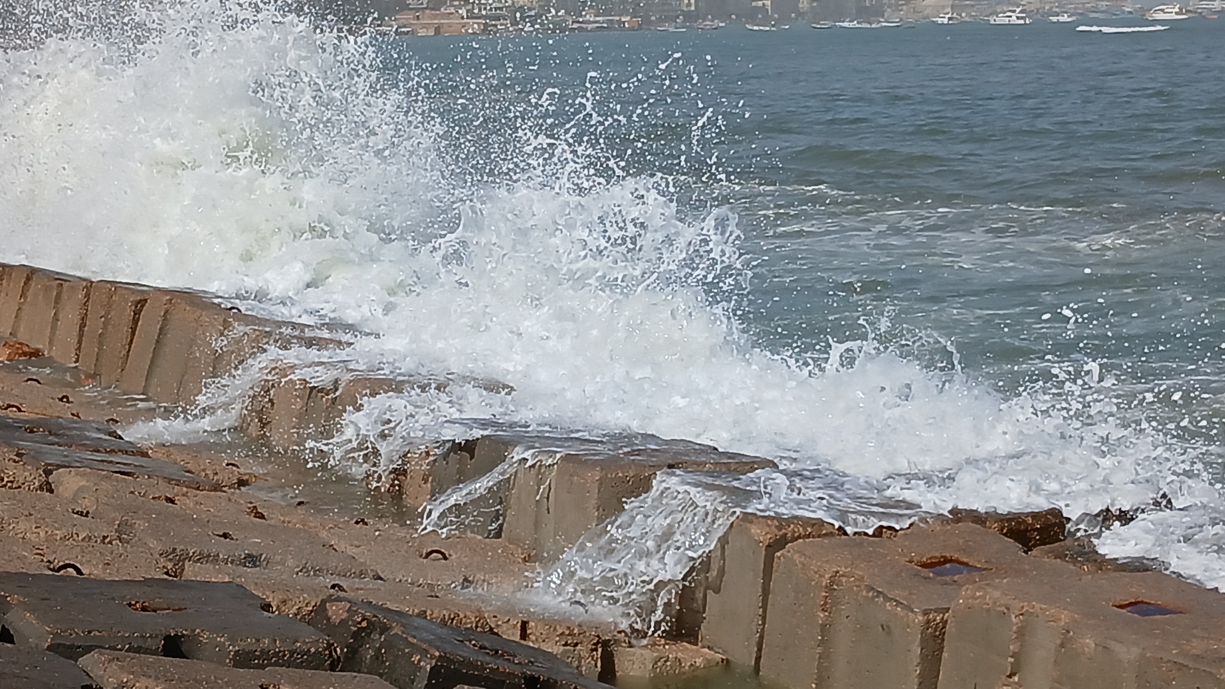 ارتفاع الأمواج فى الإسكندرية ارتفاع الأمواج فى الإسكندرية