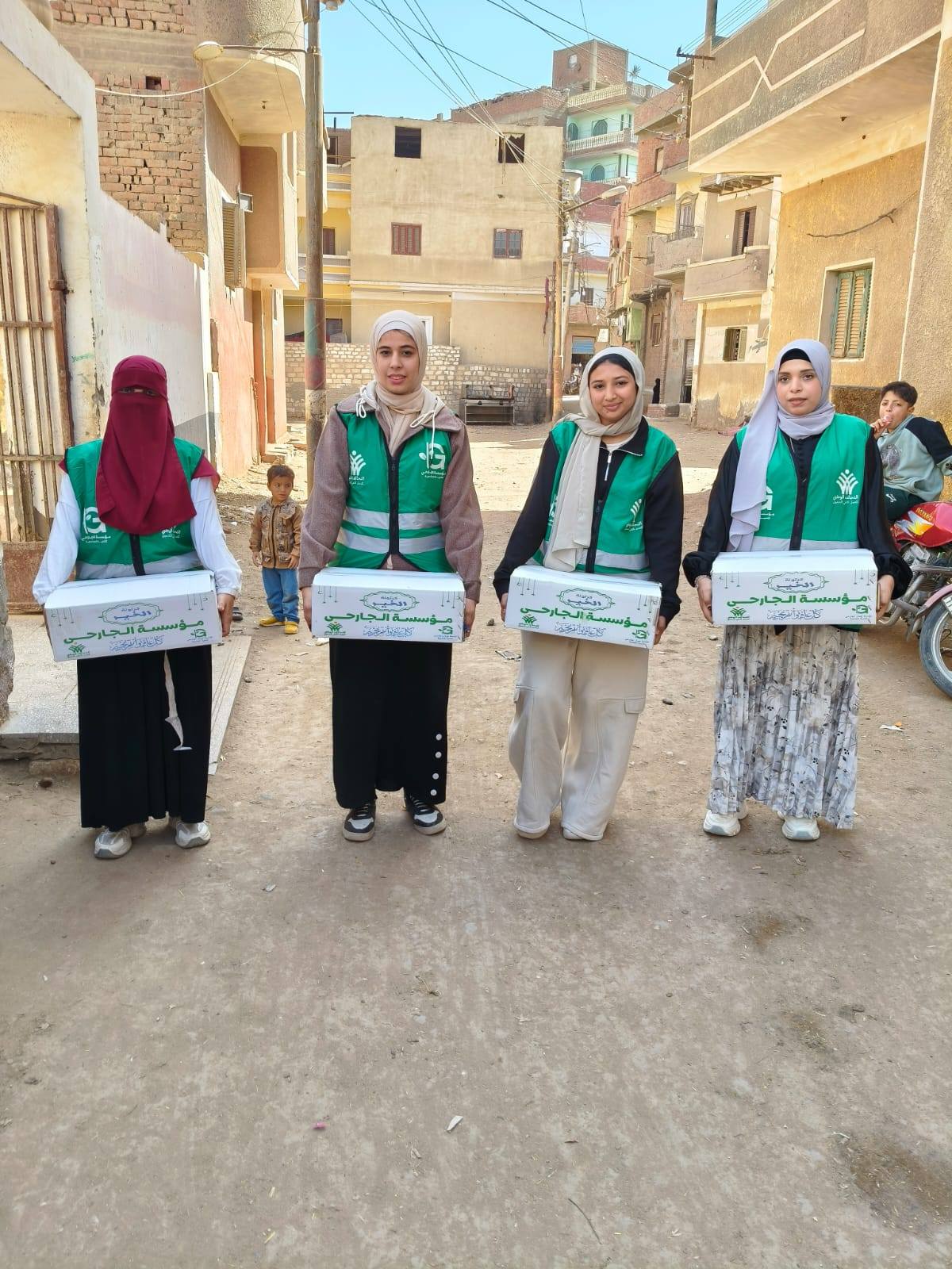 مؤسسة الجارحي عضو التحالف الوطني للعمل تواصل توزيع المساعدات الغذائية بمحافظة الفيوم (4)