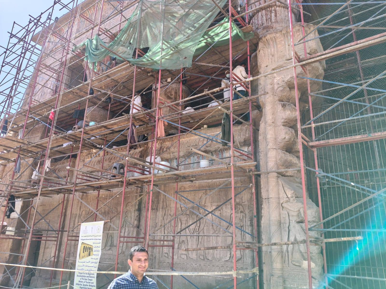 عمليات التجميل والتنظيم لإظهار الألوان التاريخية في معبد خنوم بمدينة إسنا