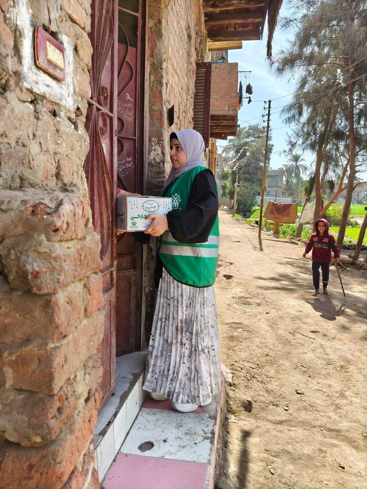 مؤسسة الجارحي عضو التحالف الوطني للعمل تواصل توزيع المساعدات الغذائية بمحافظة الفيوم (5)