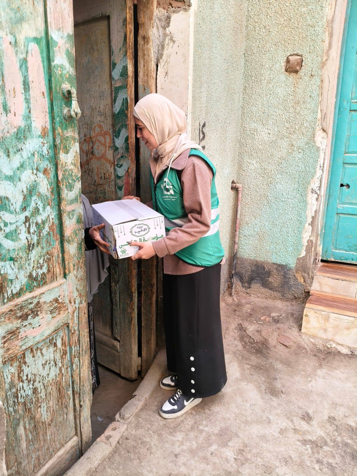 مؤسسة الجارحي عضو التحالف الوطني للعمل تواصل توزيع المساعدات الغذائية بمحافظة الفيوم (6)