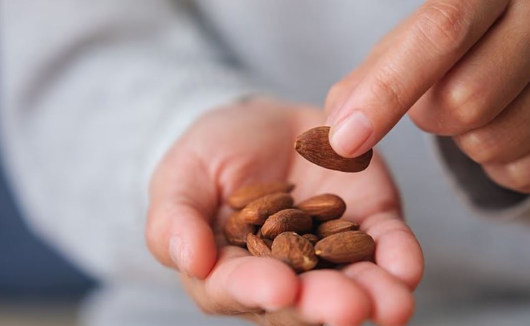 تناول حفنة من اللوز يوميا يحميك من الامراض