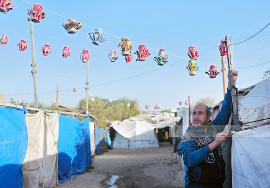 وسط الخيام تعليق زينة رمضان فى خان يونس