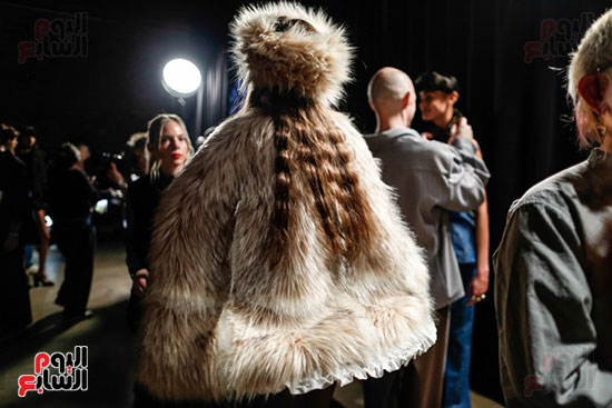 عارضة تقدم أزياء الشتاء الفاخرة