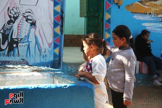 الأطفال-يستمتعون-بمشاهدة-التماسيح