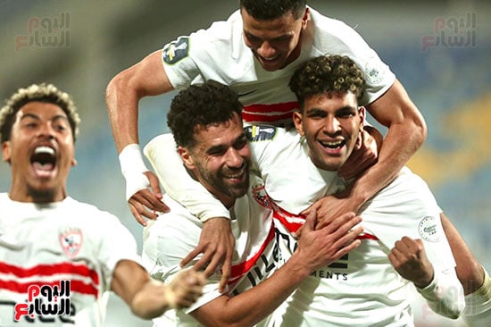 عبدالله السعيد يحتفل مع زملائه بالهدف عبدالله السعيد يحتفل مع زملائه بالهدف