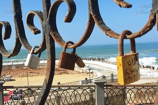 الاقفال على السور-2 الاقفال على السور-2