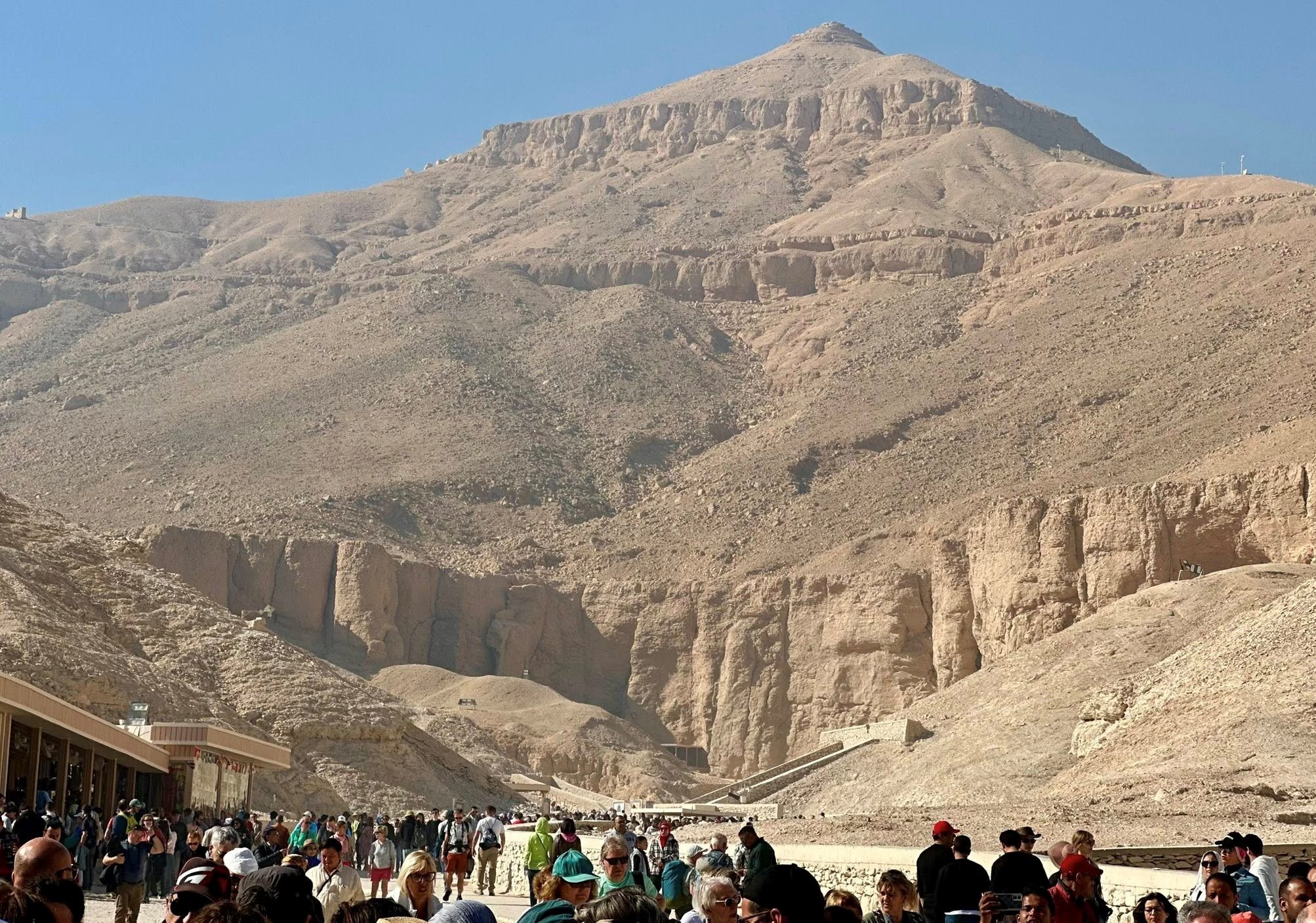 السياح من كل مكان في الأرض يعيشون أجواء المتعة الشتوية